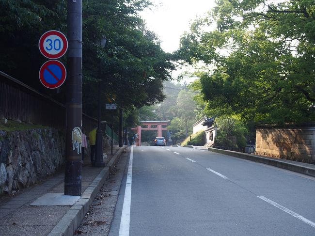 一の鳥居を発見。<br /><br />宿から歩いて30分はかかりました。<br /><br />早朝参拝は一の鳥居に６時半に集合です。<br />いそげ〜