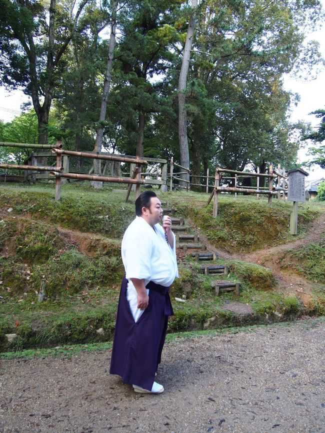 今回の案内をしてくださる神主さんがこちらの方。<br /><br />ご朱印帳を持参された人たちは、案内が始まる前にもう一人の神主さんにご朱印帳を渡します。