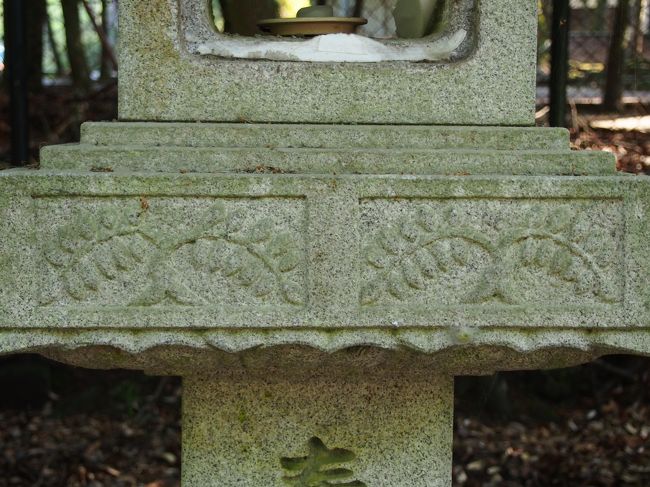 因みに他の燈籠はこんな感じの彫刻。<br /><br />春日大社の燈籠は唐草模様や藤、鹿の彫刻がほとんどらしく、「蛇の彫刻がされているのはこの１本しか見つからなかった」と神主さんが仰っていました。