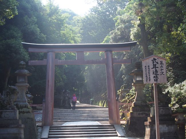 二の鳥居をくぐります。<br /><br />2013年は伊勢神宮で20年に一度、出雲大社で60年に一度の「式年遷宮」が行われましたが、この春日大社でも、2015年・2016年に20年に一度の「式年造替」が行わるのだそう。<br /><br />奈良時代から行われている神事で、今回の造替で60回目を迎えることになるということです。<br /><br />式年造替にあたる来年からは春日大社は今以上に混雑しそうですね〜