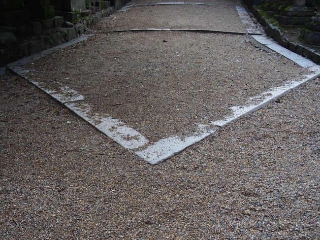 ですから、この矢印の先端みたいな場所を踏んでしまうと罰が当たるとされています。<br /><br />おお、気をつけなくては！