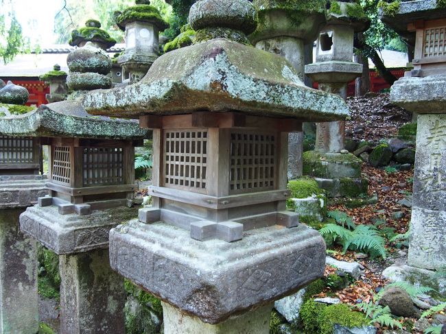 御間道にあるこの燈籠、その名も御間燈籠（おあいとうろう）と言います。<br /><br />普通のものとは違って、石と石の間が格子のような木組みで出来ています。