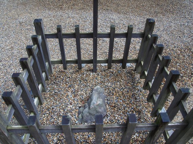 門の前に神岩。<br /><br />この岩には神様の憑代として祀られた「磐座」や若宮が現れた「出現石」など諸説あるそうです。