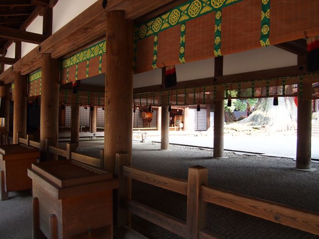 幣殿。<br /><br />こちらでお祈りをしました。<br /><br />特別拝観料500円を払うと、本殿近くまで行けるようで、早朝参拝が終わってそちらの見学をされる方もいらっしゃいました。