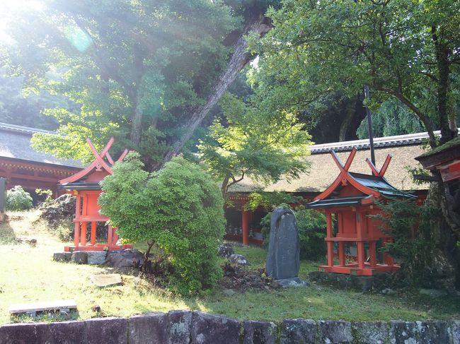 中門の外に小さいお社が４つ並んでいますが、これは本殿を何分の１かに縮小したものなんだそうです。<br /><br />４つの本殿に春日神（武甕槌命、経津主命、天児屋根命、比売神）がそれぞれ祀られています。