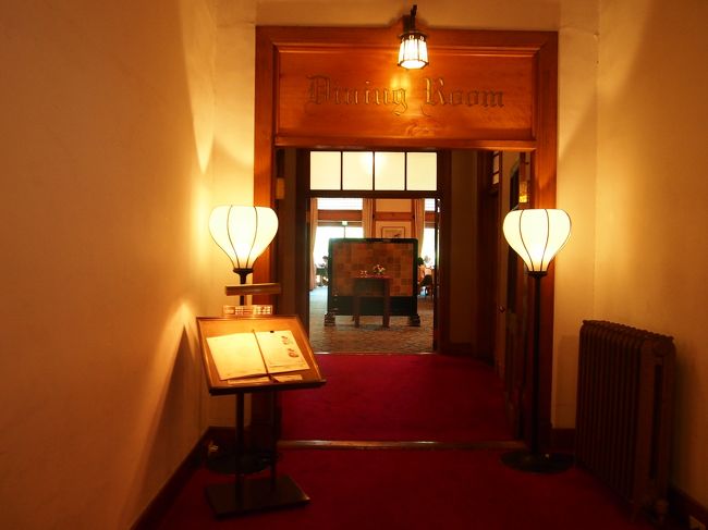 宿泊客でなくても朝食・昼食・夜食、更にティータイムやバータイムなどが利用できます。<br /><br />あまりにも豪華、<br />あまりにも煌びやかな内部に尻込みしてしまいます。