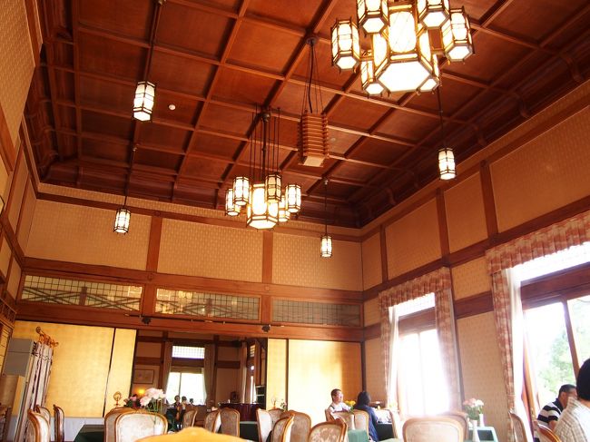 ダイニングルーム三笠。<br /><br />ちょうど空いている時間帯だったため、窓際に案内してもらえました。