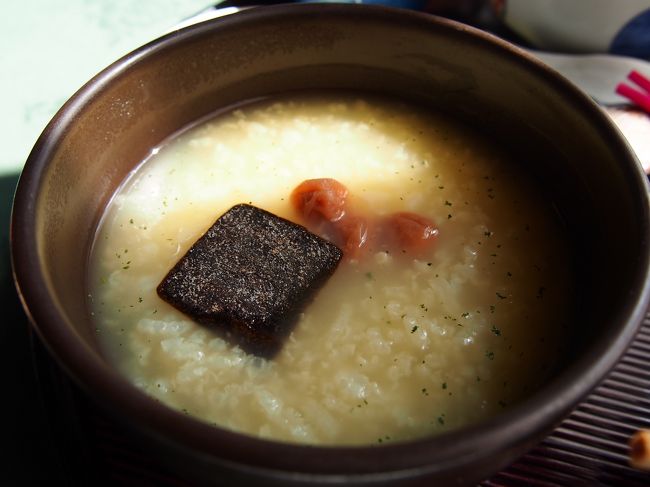 そして茶がゆ。<br /><br />味は薄めなのでお好みで昆布や梅干しを加えます。<br /><br />お腹にやさし〜