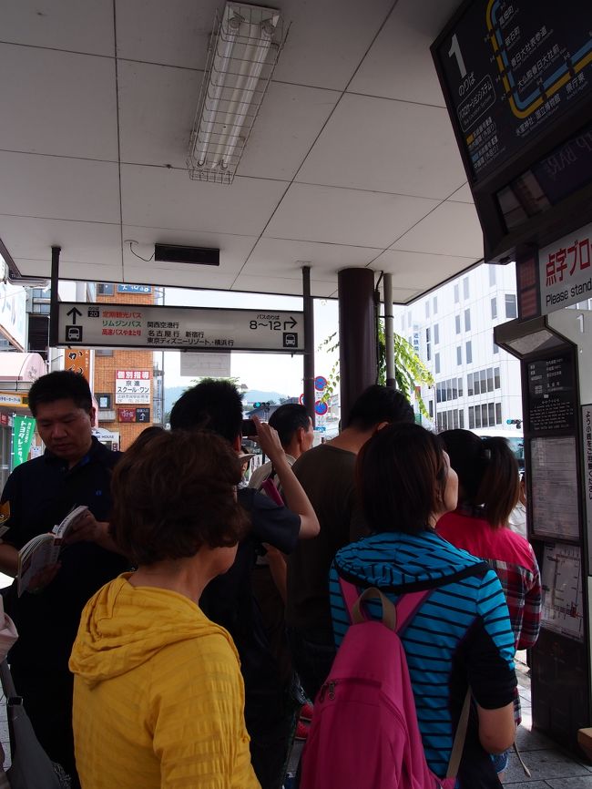 バスで東大寺に向かいます。<br /><br />東大寺方面行のバス停にはたくさんの人が。<br />実はほとんどがアジア人らしき海外の方たちです。