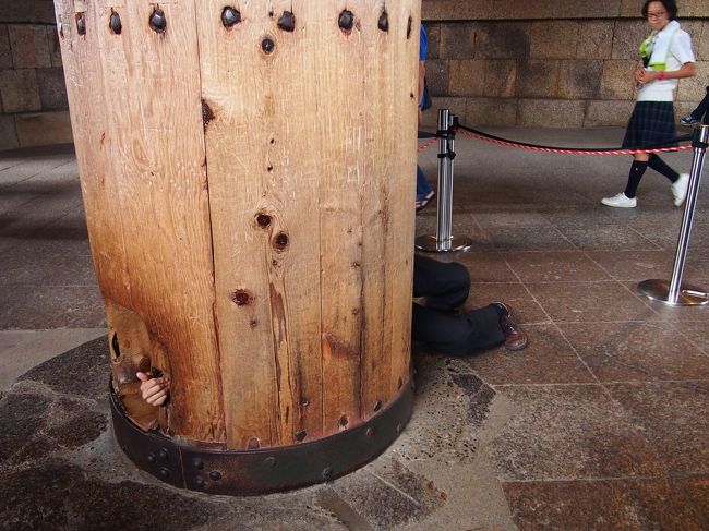 この柱に空いている穴をくぐると幸せになるとかあるんでしたっけ？<br /><br />良い年をした海外の方たちが無理やり・・・いや、一生懸命ここをくぐっていて、それをまた楽しそうに撮影する仲間たち・・・<br /><br />