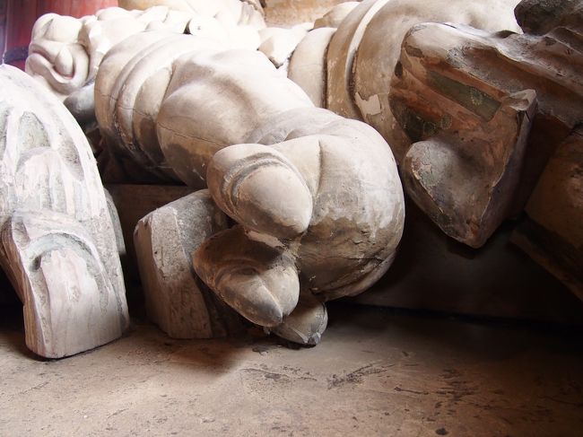 多聞天に踏まれる夜叉神も迫力があります。