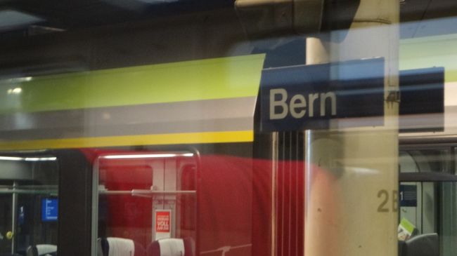 ベルンの駅では　ＳＢＢのバッゲージサービスの<br />ファストバゲージ（特急便サービス）Fast Baggageを利用するつもりでした、<br /><br />ファストバゲージは朝9:00までに預けた荷物を同日18：00以降に受け取ることができます。<br /><br />ベルン駅の窓口は平日は８：００〜　と調べてありましたので、８時に窓口に行くと１０：００からしか開かないと・・・えーーー　なんで？<br />そう、この時は知らなかったのですがこの日は祭日でした。<br /><br />仕方がなくスーツケースを持って列車に乗り込みます<br />バタバタとしてしまったために、ベルンの駅の写真は撮れず<br /><br />ベルンからはＩＣでインターラーケンオストまで乗り換えなしです<br /><br />