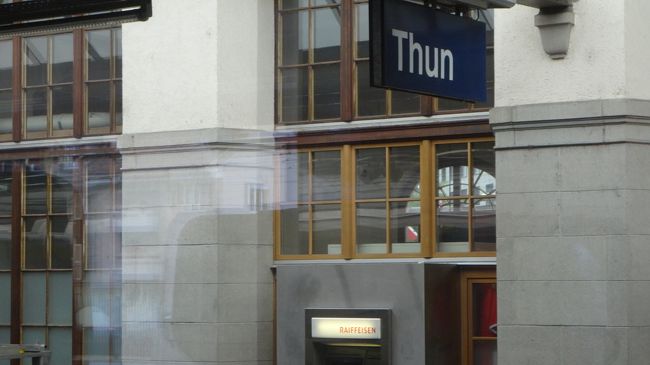 トゥーンの駅を通過<br />