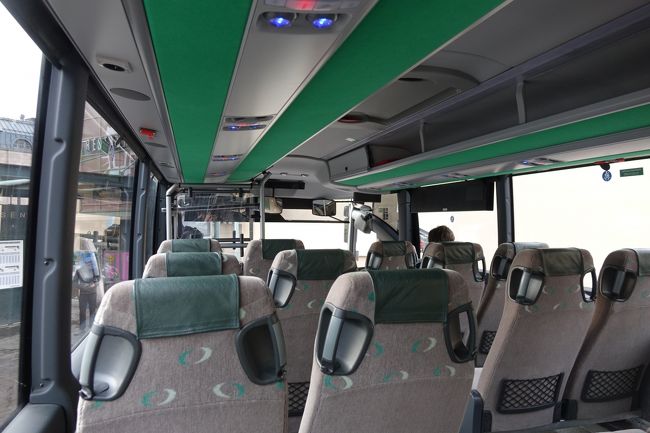 Finnairバスでバンター空港に向かいます。お客はほかに二人のみ。