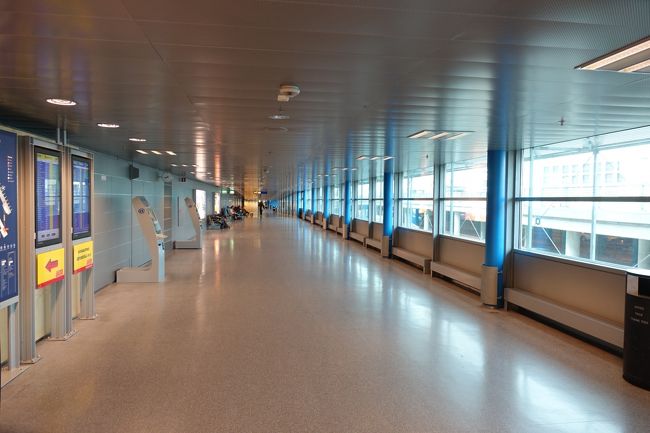 バスが早くついて時間あるのでT1からT2へ空港内を探検します。