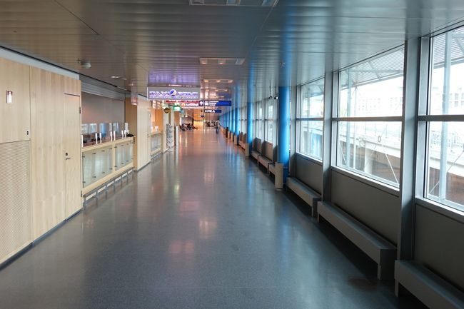 長ーい通路を進みます。バンター空港はコンパクトだと言われているけど、動く歩道も無いので移動に結構時間が掛かります。