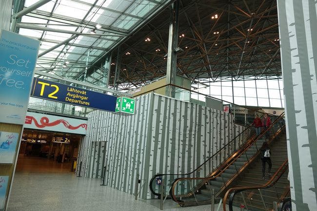 エスカレーターで2Fまで上がります。