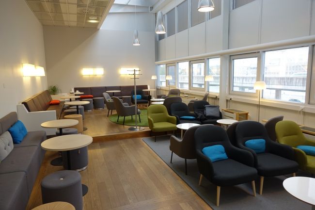 色んな形の椅子が並んでます。