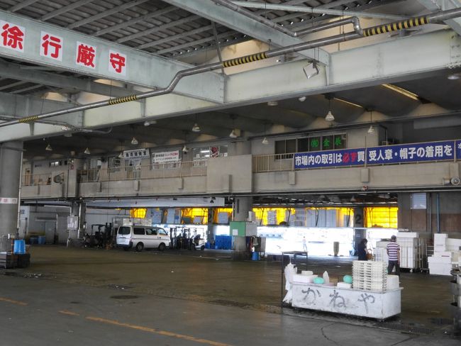 途中高速の渋滞も多少あり11時前に小田原に到着しました。<br /><br />お腹も減ってきたので、まずは昼食にしようと思ったのですが、さほど下調べをしてなかったので、小田原に着いてからネットで検索。<br /><br />結局、漁港にある魚市場食堂にやってきたのですが、現在リニューアル中で残念ながら入れませんでした。