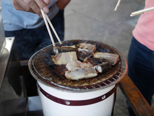 七輪の上で自分で干物を焼いていきます。<br /><br />炭で焼くせいか、ふっくらと焼けなかなかの美味しさです。