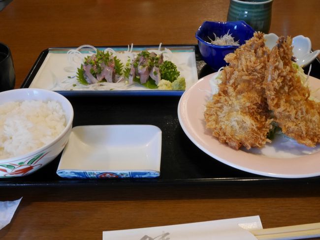 ここはアジフライが評判が高いので、私はアジフライとアジのタタキのセット（1500円）にしました。<br /><br />アジフライは、フワッとして肉厚で、普段食べるフライとは違う食感で、なかなかの出来です。<br /><br />一方、タタキの方は活き活き感が感じられず、もう一つかな？という印象でした。<br /><br />タタキに添えられているツマは、前にある八百屋さんが作って持ってきてたのですが、シャキシャキしてて美味しく、パクパクとツマんじゃいました。