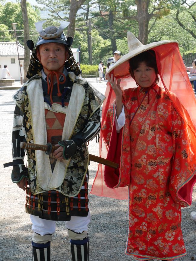 小田原の観光協会の人かと思って気軽に撮ってたら、一般の人でした。<br /><br />良く見たら、お昼食べたお店で前に並んでいた人たちでした。<br /><br />後でネットで調べたら貸衣装代は200円と格安。<br /><br />チャンスがあったら一度、武将の恰好をしてみたいです。<br />その時は無精ヒゲにしないと。