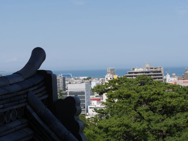 410円を払って中に入ります。<br /><br />城内は撮影禁止です。<br /><br />上の方に登ると海が見えたり。