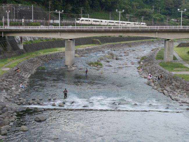 川に入って釣をしている人の姿も。<br /><br />ちょうどバックにロマンスカーが入りました。<br /><br />「あなたお願いよ〜♪」この歌は「ロマンス」か〜。