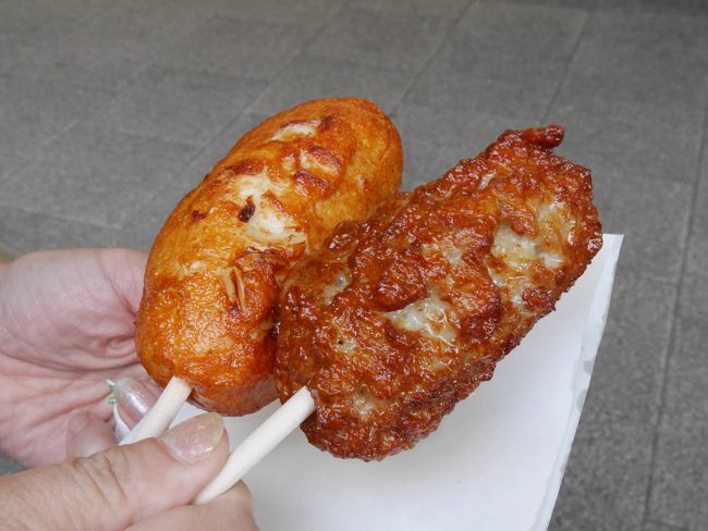 数種類の揚げかまぼこが売っています。<br /><br />その場で直ぐ食べる場合は串に刺してくれます。<br /><br />いわし棒とたまねぎ棒（いずれも220円）を購入。<br /><br />いわしはしっかりした食感、たまねぎはふんわり食感。<br />どちらも美味しいですが、私はいわしの方が好みでした。