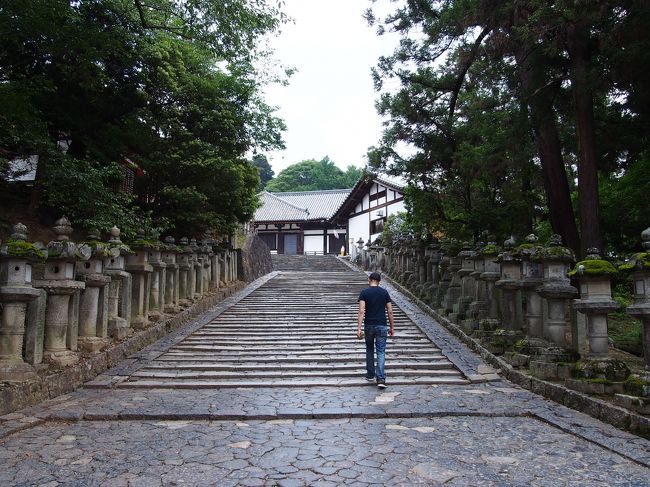 向かったのは、昨日行けなかった二月堂。<br /><br />長い階段が続きます。