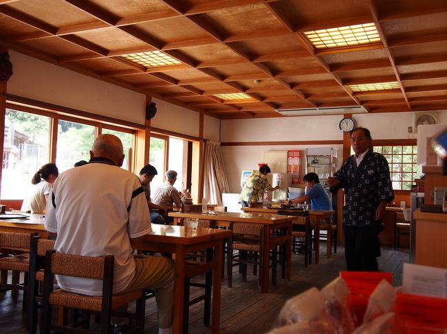 現在ちょうど12:00<br /><br />入店の時は人がたくさん居て空いている席が少なかった。