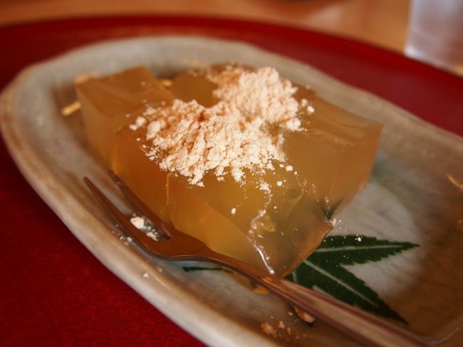 わらびもち（300円）を注文。<br /><br />これが激ウマ！<br /><br />黒蜜がかかってくるとばかり思っていたので、この出で立ちにはビックリしたのですが、ほんのり甘さがあって美味しい！<br /><br />友人は「きな粉も必要ない」と言って感激していましたよ〜