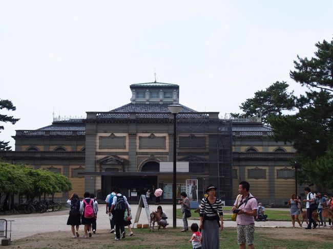 ２日目の前半は早朝から春日大社参拝、奈良ホテルで豪華朝食をいただいた後は東大寺へと行って参りました。<br /><br />そしてここからは後半戦。<br /><br />奈良町に向かいます。<br /><br />写真は奈良国立博物館。<br />見学したかったのだけど、今回は時間がないので博物館の姿だけ拝見していきました。