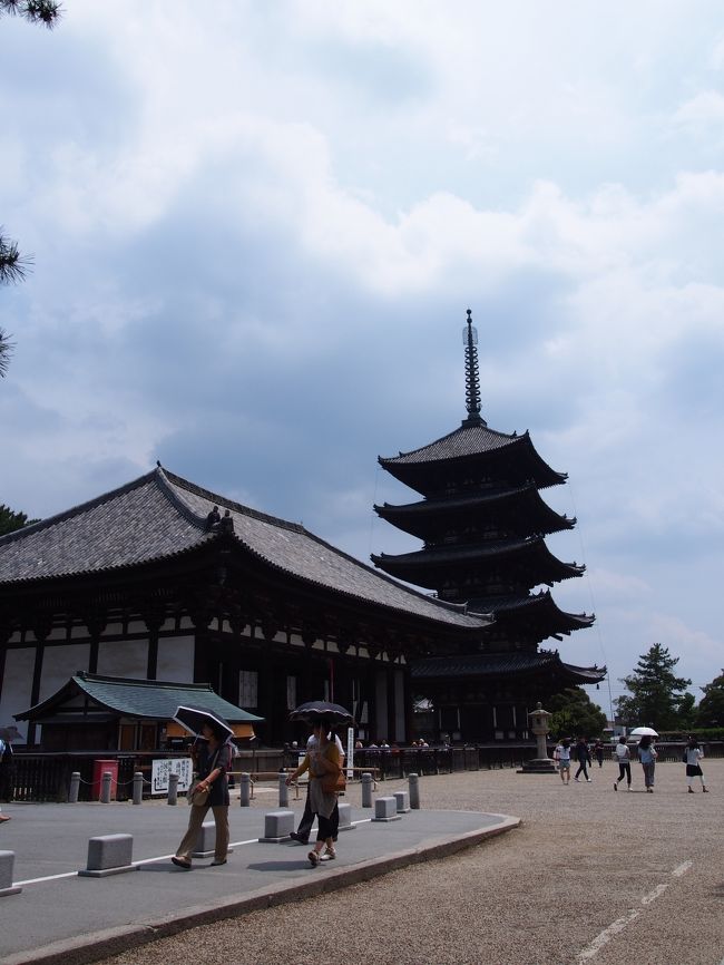 興福寺の敷地を抜けて行きます。