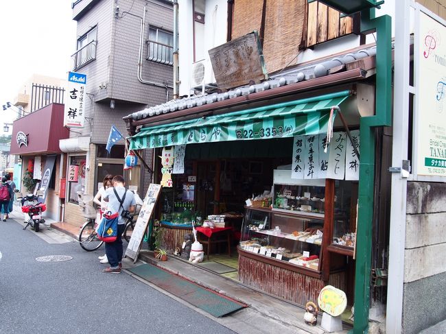 その『にゃらまち』のお店の１つ、和菓子のとらや。<br /><br />ちょっと覗いたら猫の形や肉球の和菓子などがあって可愛かった！<br /><br />猫好きのカップルさんがお菓子を買って喜んでいらっしゃいました。