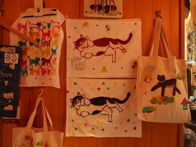 通路には猫グッズがたくさん飾られていました。