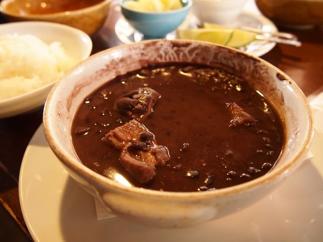 迷って決めたのは「豚のフェイジョン」。<br /><br />ブラジルの家庭料理で黒豆シチュー的なもの。
