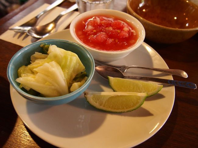 ルーは甘くないお汁粉みたいな感じでした。<br /><br />そのままだとパンチが効いていないので、お好みで酢キャベツやチリトマト、ライムを混ぜます。