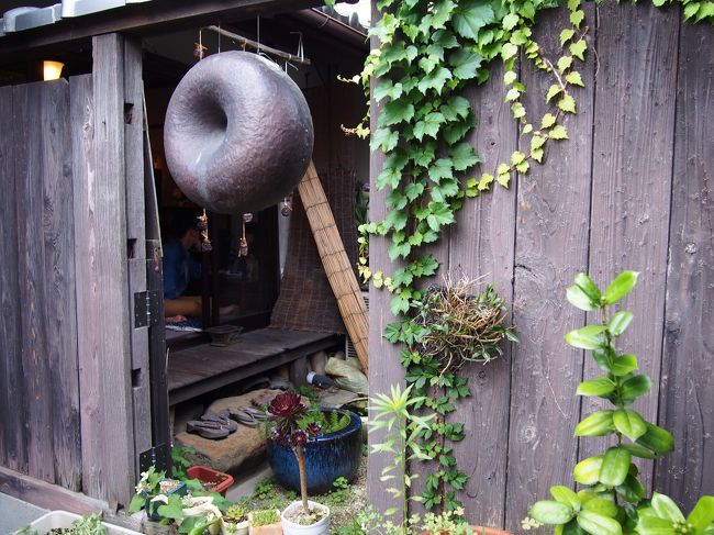 だが、しかし。<br /><br />ちょうどティータイムのため、お店が混んでいたので待つのを諦めました。<br /><br />だって丁度西陽が当たって暑いんだもの・・・。<br /><br />↓ぐるなびHP<br />http://tabelog.com/nara/A2901/A290101/29000524/<br /><br />こちらも「にゃらまち祭り」参加店。<br />お店のブログを見ると、本当の猫ちゃんを飼っておられるようでした。