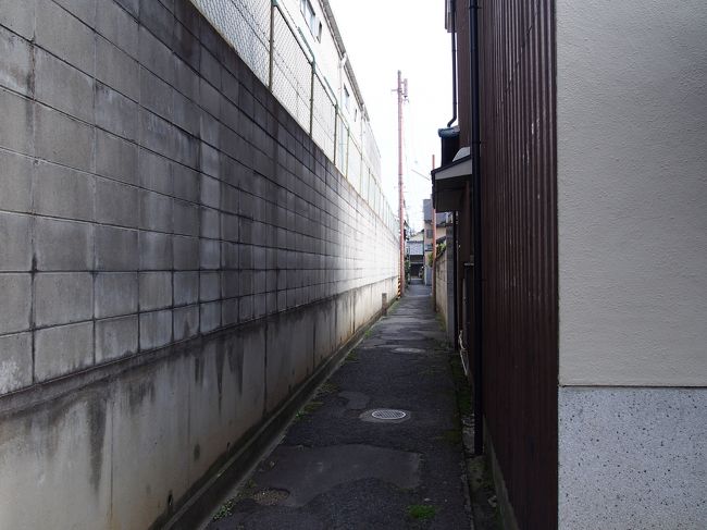 にゃらまち祭り参加店『香炉里』（カレー＆カフェ）の前を静かに通り過ぎます。<br /><br />なぜかって？<br /><br />この細い路地裏に地元の若い女の子が集団でヤンキー座り（←言い方が古い!?）していたから。<br /><br />ドキドキ。