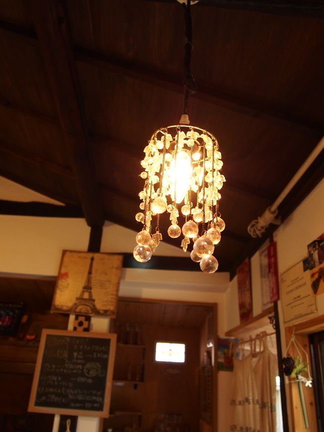 店内。<br /><br />雑貨店を併設しているせいか、カフェの調度品も可愛い★