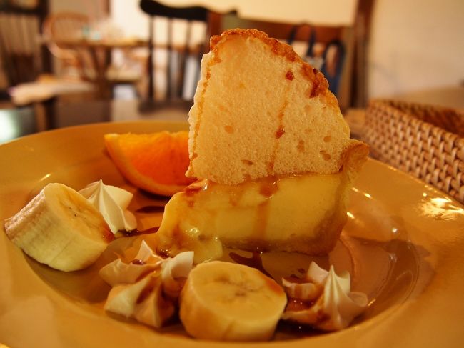 で、来たのがコレ！！<br /><br />メニュー表のイラストと比べて良い意味で違いすぎ！<br /><br />その形状にビックリです。<br /><br />上に乗っているのはメレンゲ。<br />下がプリンタルトになっています。<br />ほんのり温かいタルトで優しいお味でした。<br /><br />これ、お薦めですよぉ〜