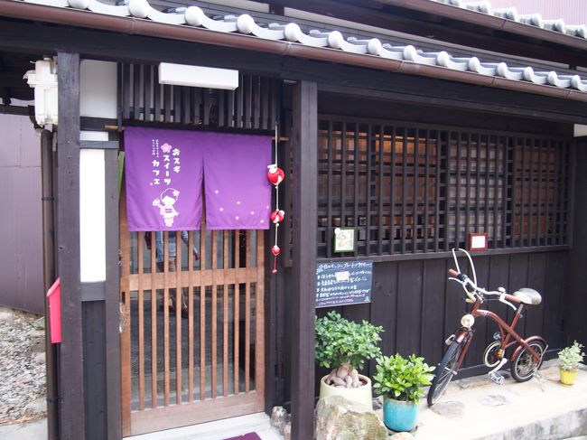 「奈良旅の最後にもう１軒くらいお茶したいねー」とキョロキョロしながら道を歩きます。<br /><br />素敵＆可愛いお店がどんどん目に飛び込んで来て迷っちゃう！<br /><br />ここも気になったお店『おスギ　スイーツカフェ』。