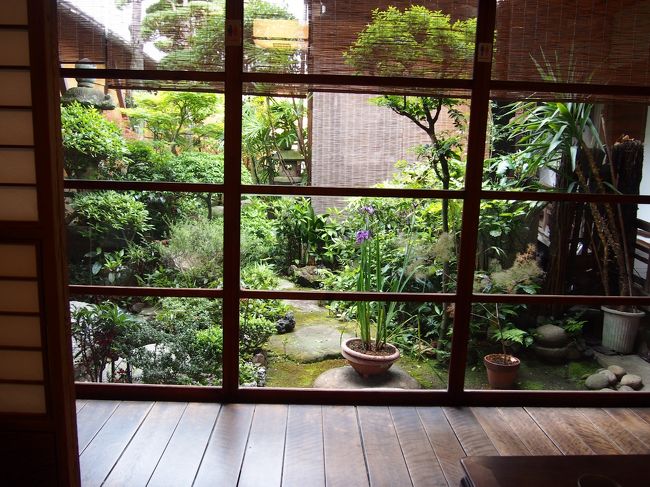 長居するつもりはなかったので入口近くの席でも良かったのですが、奥座席に案内されました。<br /><br />中庭があって良い感じ。