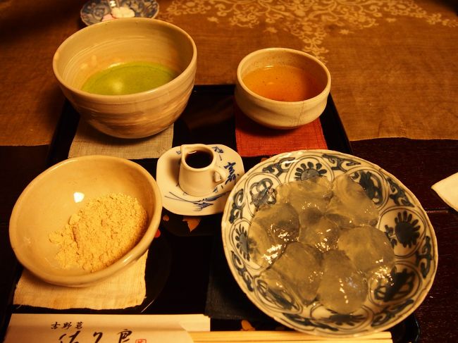 二人で頼んだのは葛餅と抹茶のセット1030円。<br /><br />入店してから運ばれてくるまで15分ほど経過しており焦っております。<br /><br />待っている間にほうじ茶と落雁をいただけました。