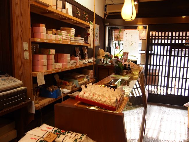 10分もしないで葛餅を平らげた私たち。<br /><br />慌ただしくお会計を済ませます。<br /><br />入口付近にはお土産品が売っていました。