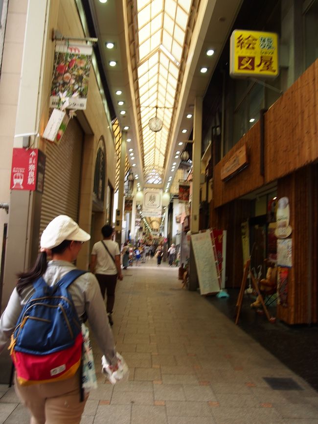 あと５分で17時になります。<br /><br />急げ急げ〜<br /><br />歩いているのは多分「もちいどのセンター街」という商店街。<br /><br />奈良町から近鉄奈良駅までは、「しもみかど商店街」、「もちいどのセンター街」、「東向通り」の３つの商店街がまっすぐ伸びています。