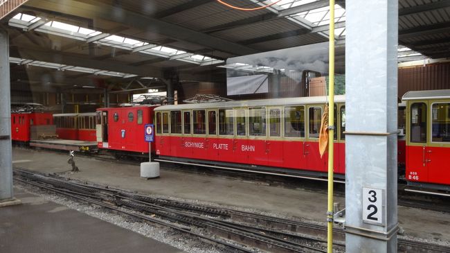 インターラーケンの次の駅　ヴィルダースヴィルの駅で本日から運行した<br />シーニゲプラッテ行きの登山電車が止まっていました。<br />かわいい　これぞ登山電車って感じがします
