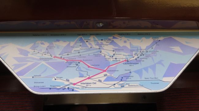 電車の窓のテーブルには　地図が描かれてます