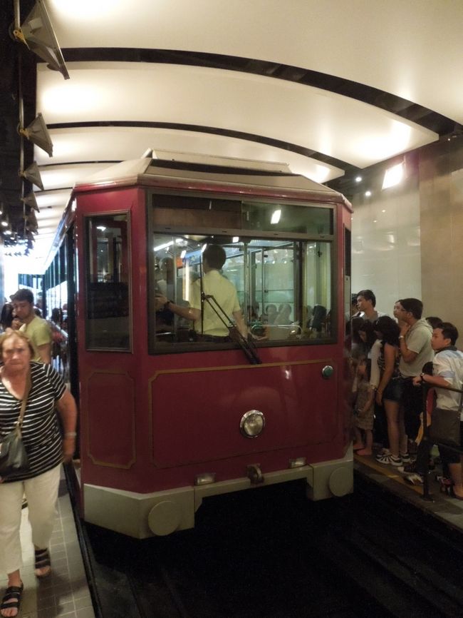 ピークトラムは初めての乗車。<br />行きのバス乗ってたら、帰り道がすごく混んでいたので…<br /><br />でも行くならバスの方がイイですよ。<br />安いし、空いているし、すごい所走ってるのでチンサム。<br /><br />